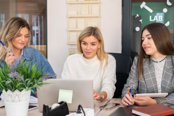 women_learning_circular